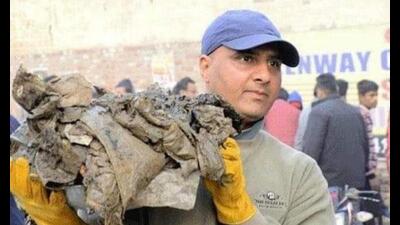 Congress MLA Sandeep Jakhar during a ‘shramdan ’ in Abohar.