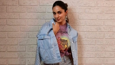 Kiara Advani is dressed to chill in denim mini skirt and crop top with neon heels: Check out pics inside Kiara Advani is dressed to chill in denim mini skirt and crop top with neon heels: Check out pics inside