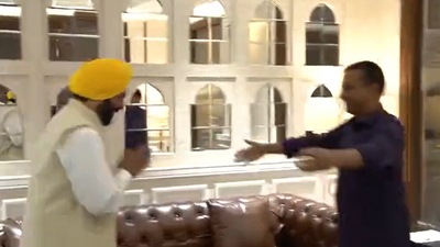 Punjab CM-in-waiting Bhagwant Mann meets AAP leader Arvind Kejriwal (Credit: Alok KN Mishra) (@AlokKNMishra)