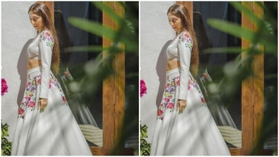 Anusha went minimal on the makeup to complement her attire. Styled by makeup artist Tejas Sansare, Anusha decked up in nude eyeshadow, mascara-laden eyelashes, contoured cheeks and a shade of soft pink lipstick. (Instagram/@vjanusha)