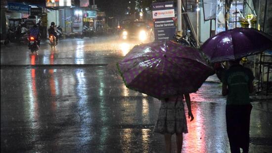 Areas including Kothrud, Bibwewadi, Shivaji nagar, Swargate, Pashan, Baner, Aundh, Sus, Pune university, Chakan, Nigdi, Akurdi-Dehu road, Bhosari, Talegaon and Lohegaon reported rainfall. (HT PHOTO)