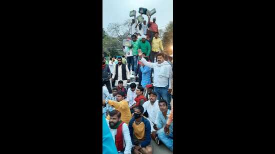 SP workers staging protest in Varanasi. (HT FILE PHOTO)