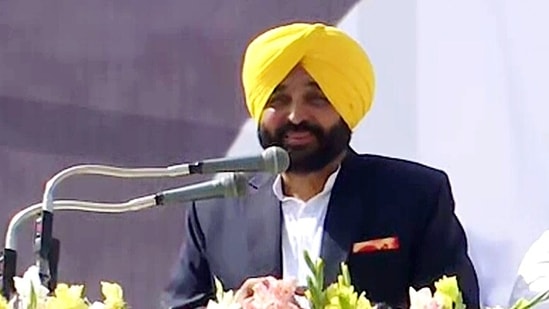 Aam Aadmi Party (AAP) Bhagwant Mann addressing the supporters on taking oath as the Chief Minister in Bhagat Singh's village Khatkarkalan. (ANI Photo)(ANI)