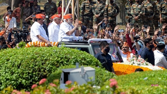Supporters came out on the streets in large numbers to greet PM Modi.(AFP)