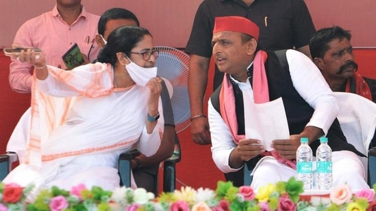 West Bengal chief minister Mamata Banerjee and Samajwadi Party national president Akhilesh Yadav at a public meeting for the UP polls in Varanasi on March 3.(HT_PRINT)