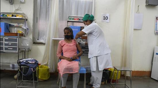 A medic administers a dose of Covid-19 vaccine to a girl at Nair Hospital, in Mumbai. (HT photo)