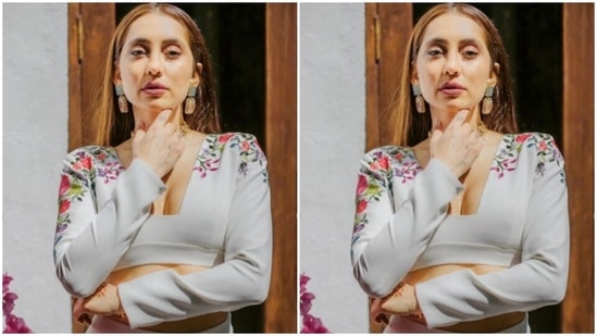 In a golden choker and grey and gold ear studs from the shelves of Manish Malhotra Jewellery, Anusha looked right out of a fairytale.(Instagram/@vjanusha)