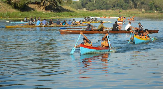 Kids enjoy water sports. (Milind Saurkar/HT Photo) Kids enjoy water sports. (Milind Saurkar/HT Photo)
