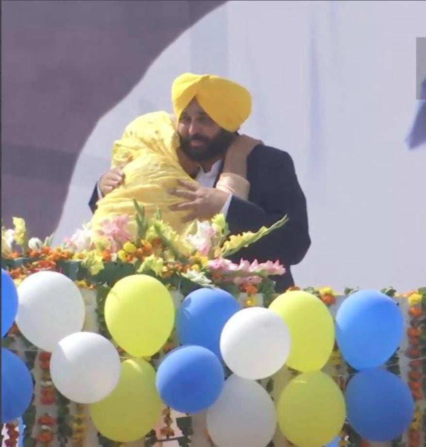 AAP's Punjab chief ministerial candidate Bhagwant Mann hugs his mother Harpal Kaur after his party won the assembly elections in the border state on Thusrday, March 10, 2022. Former cricketer Harbhajan Singh tweeted the photo to congratulate Mann. (Harbhajan Singh/Twitter)