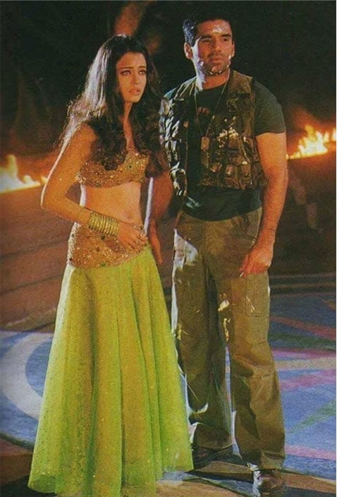 Aishwarya Rai and Suniel Shetty on sets of Hum Panchhi Ek Daal Ke.&nbsp;