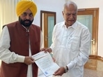Punjab's CM-designate Bhagwant Mann meets governor Banwarilal Purohit at the Raj Bhavan in Chandigarh on Saturday.(HT Photo) Punjab's CM-designate Bhagwant Mann meets governor Banwarilal Purohit at the Raj Bhavan in Chandigarh on Saturday.(HT Photo)
