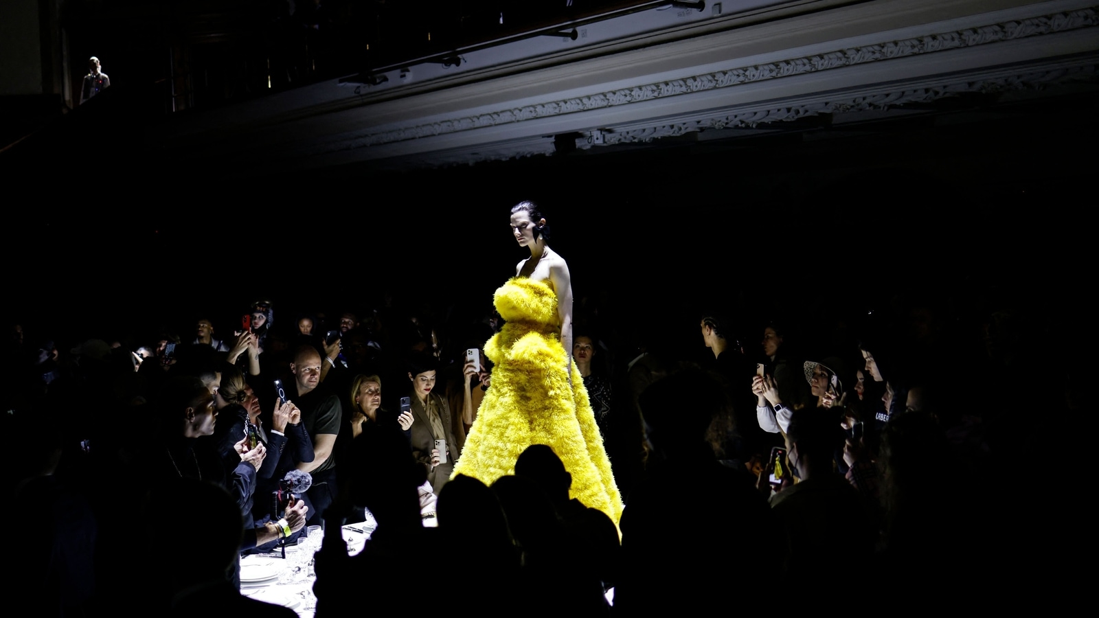 Introducir 55+ imagen burberry fashion show - Abzlocal.mx