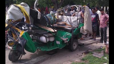 When the victim’s auto reached near Swara village in Kharar around 3pm, a speeding truck hit it from behind. (HT Photo/for representation only) When the victim’s auto reached near Swara village in Kharar around 3pm, a speeding truck hit it from behind. (HT Photo/for representation only)