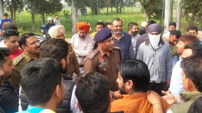 Police pacifying protesters, who blocked the Jalandhar-Pathankot highway, demanding the arrest of culprits behind dumping cow carcasses near a rail track at Tanda in Hoshiarpur district on Saturday. (HT Photo) Police pacifying protesters, who blocked the Jalandhar-Pathankot highway, demanding the arrest of culprits behind dumping cow carcasses near a rail track at Tanda in Hoshiarpur district on Saturday. (HT Photo)