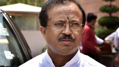 V Muraleedharan, who visited the house of BJP activist Arun Kumar who died in a clash during a temple festival near here, asked the CPI(M) to end its “violent politics”. (HT Archives)