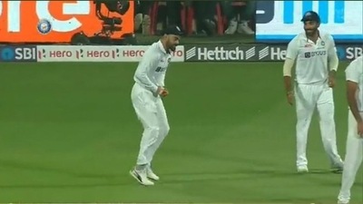 Virat Kohli imitates Jasprit Bumrah's bowling action (Twitter grab)