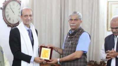SPPU vice-chancellor Nitin Karmalkar (R) felicitates economist Ajit Ranade, who took charge as the vice-chancellor of GIPE, Pune, recently. (HT)