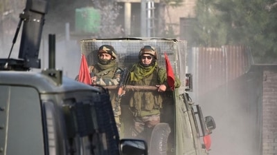 Army soldiers move towards the encounter site in Ganderbal , Jammu and Kashmir, in an armoured vehicle on Saturday. (Waseem Andrabi/HT photo) Army soldiers move towards the encounter site in Ganderbal , Jammu and Kashmir, in an armoured vehicle on Saturday. (Waseem Andrabi/HT photo)