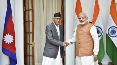 File photo of Indian Prime Minister Narendra Modi shaking hands with his Nepalese counterpart Sher Bahadur Deuba . (HT Photo)