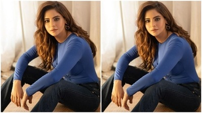 Aamna paired a blue top with a pair of denims as she posed for an indoor photoshoot. (Instagram/@aamnasharifofficial)