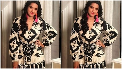 Shruti Seth demonstrates how to perform 'yoga in tight spaces' (Instagram/@shru2kill)