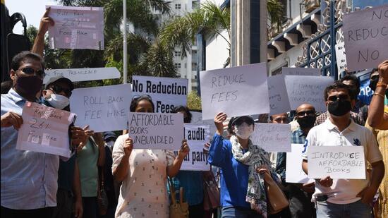 Parents of students studying in Podar International School stage a protest against school management over hiked school fees and other financial irregularities at Seawoods, Nerul, in Navi Mumbai on Saturday. (Bachchan Kumar/ HT PHOTO)