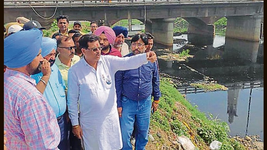 During his field inspection of the problematic nullah, Bagga also directed municipal corporation and Punjab Pollution Control Board (PPCB) officials to collect samples from common effluent treatment plants (CETPs) established to treat dyeing industry waste at Bahadurke Road, so that untreated waste was not dumped into the waterbody. (HT Photo)