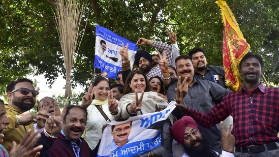 AAP supporters celebrating in Amritsar on Thursday. (Sameer Sehgal/HT)(HT_PRINT) AAP supporters celebrating in Amritsar on Thursday. (Sameer Sehgal/HT)(HT_PRINT)