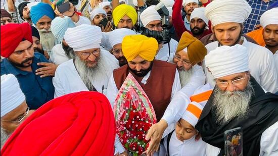 Bhai Jagjit Singh along with Sangat welcoming CM-designate Bhagwant Mann at Gurdwara Janam Asthan Cheema Sahib on Saturday. (HT Photo)