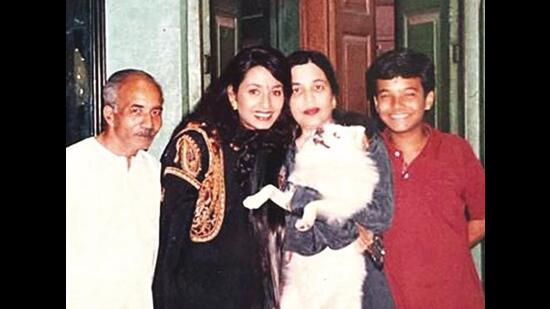 Amcası Ram, annesi Suvarna Anjali, köpek Shrekhand ve kuzeni Monty ile