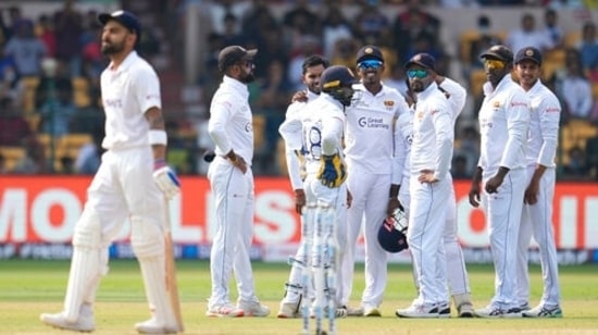 Sri Lanka's Dhananjaya de Silva, third left, and teammates celebrate the dismissal of India's Virat Kohli, left, during the first day of the second cricket test match between India and Sri Lanka in Bengaluru, India, Saturday, March 12(AP)