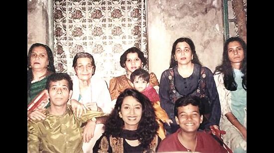 Ünlü büyükannesi Hindustani klasik şarkıcısı Pandita Anjanibhai Lolikar da dahil olmak üzere ailesiyle birlikte poz veriyor (üst sıra, soldan ikinci)