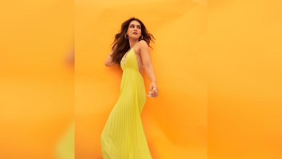 In another promotional look, the gorgeous Kriti Sanon was seen wearing an easy-breezy yellow pleated halter maxi dress by Alice and Olivia.(Instagram/@sukritigrover)