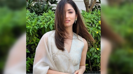 Yami Gautam left her hair open and let the breeze take over her hair as she gives an adorable smile to the camera.&nbsp;(Instagram/@yamigautam)