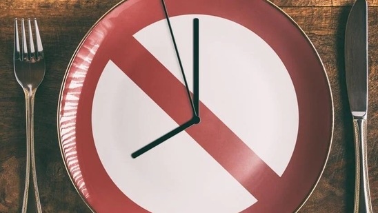 Fasting: The nutritionist suggests people looking to manage their blood sugar levels in control to fast for 12 hours everyday. "Eat dinner by 7pm and then start your fast," says Kochar.(Shutterstock)