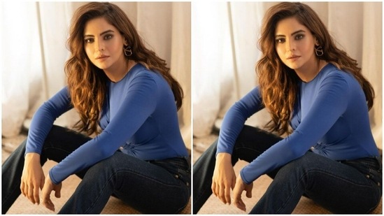 Aamna paired a blue top with a pair of denims as she posed for an indoor photoshoot.(Instagram/@aamnasharifofficial)