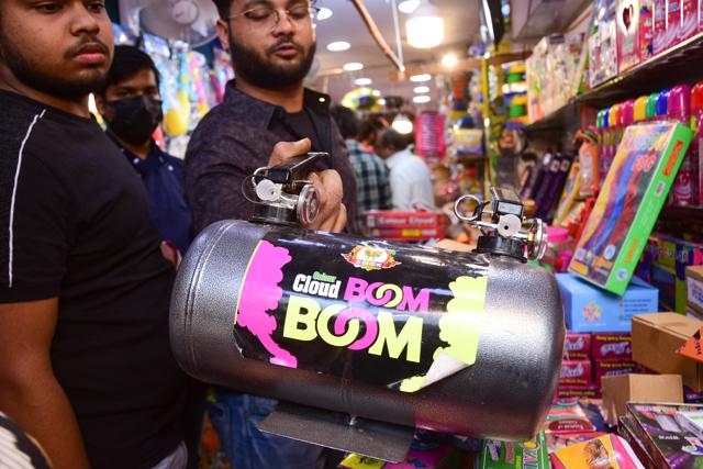 Splash your loved ones with fragrant gulal with these colour bombs priced at ₹1,250 per cylinder. (Photo: Manish Rajput/HT) Splash your loved ones with fragrant gulal with these colour bombs priced at ₹1,250 per cylinder. (Photo: Manish Rajput/HT)