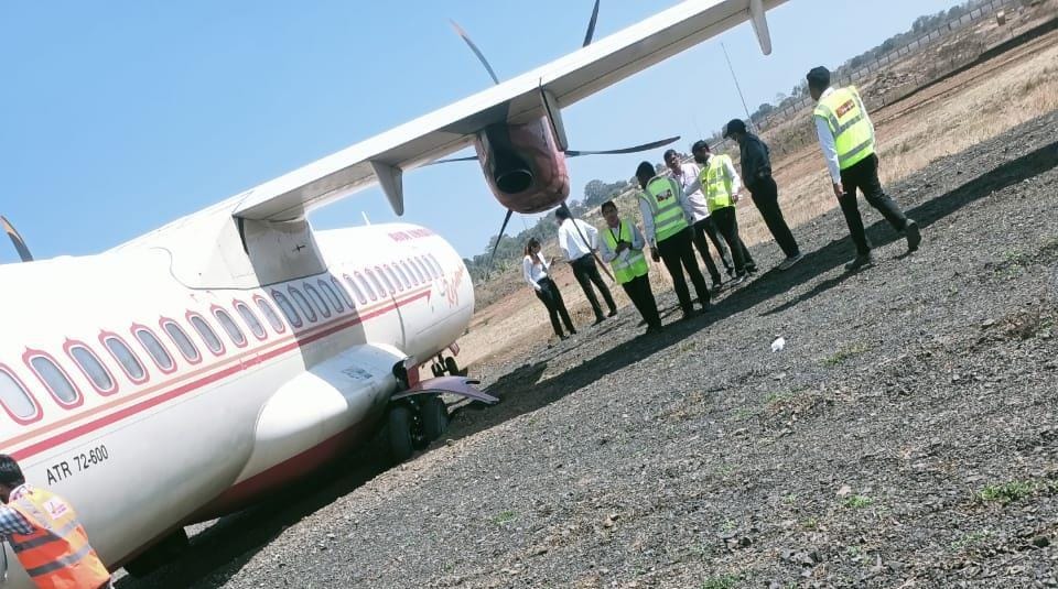 The Alliance Air plane skid off the runway when it suffered a tyre burst while landing at the Dumna Airport in Jabalpur. (SOURCED.) The Alliance Air plane skid off the runway when it suffered a tyre burst while landing at the Dumna Airport in Jabalpur. (SOURCED.)