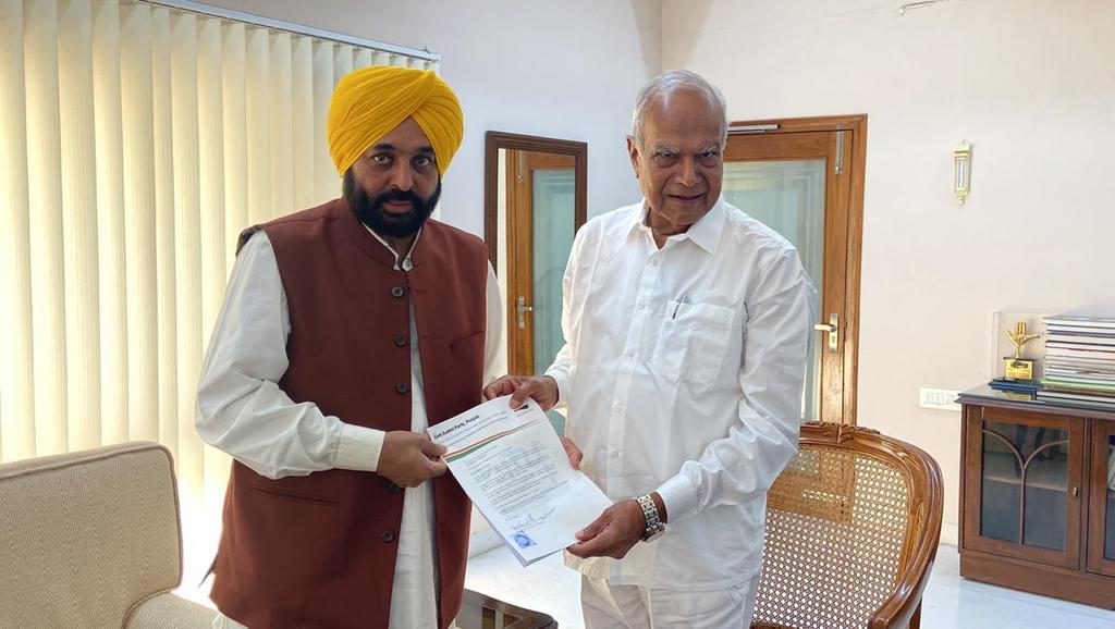 Punjab's CM-designate Bhagwant Mann meets governor Banwarilal Purohit at the Raj Bhavan in Chandigarh on Saturday. (HT Photo) Punjab's CM-designate Bhagwant Mann meets governor Banwarilal Purohit at the Raj Bhavan in Chandigarh on Saturday. (HT Photo)