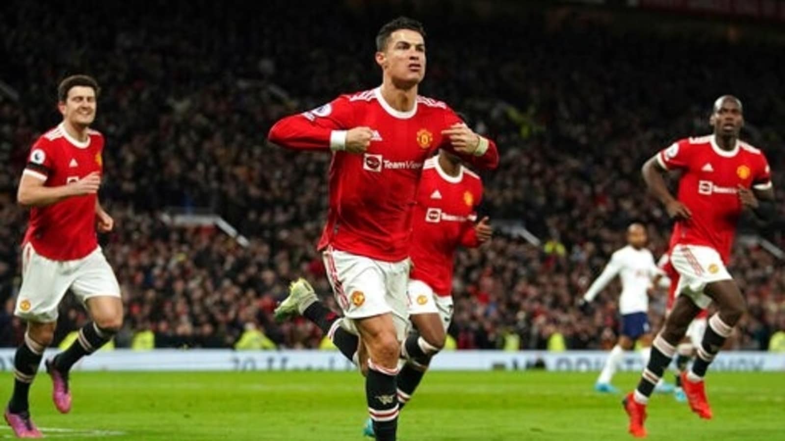 Ronaldo shines solo, again