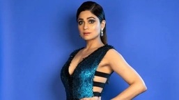 Shamita Shetty in blue gown nails plunging neck fashion at Iconic Gold Awards, fans call her 'queen': See pics
