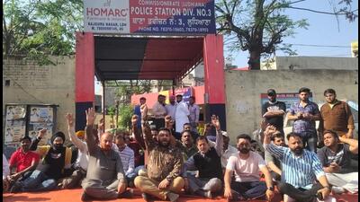 Benjamin Road market association president Robin Sidana led the protest outside the Division number 3 police station in Ludhiana. (HT Photo) Benjamin Road market association president Robin Sidana led the protest outside the Division number 3 police station in Ludhiana. (HT Photo)