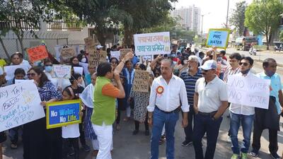 Residents of NIBM annexe staged a protest on Sunday near Nine Hills Residential Society. (HT PHOTO)