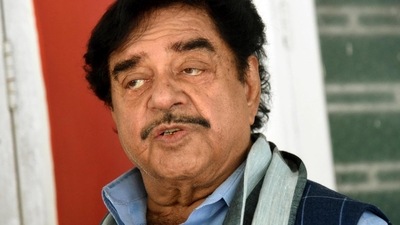 Veteran actor and politician Shatrughan Sinha speaks with media personnel Patna, Bihar. (File photo)&nbsp;