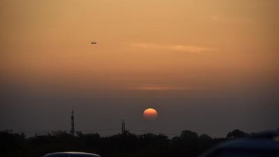 A view of the setting sun near Aerocity, in New Delhi, on Saturday. (Sanjeev Verma/HT) A view of the setting sun near Aerocity, in New Delhi, on Saturday. (Sanjeev Verma/HT)