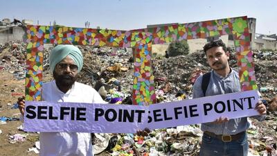 NGOs staging ‘selfie’ protest slamming MC for its failure to stop dumping of waste in open. (HT Photo) NGOs staging ‘selfie’ protest slamming MC for its failure to stop dumping of waste in open. (HT Photo)