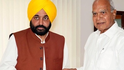 Punjab chief minister-elect Bhagwant Mann meets governor Banwarilal Purohit to stake claim to form the new government in Chandigarh on Saturday. (ANI) (HT_PRINT) Punjab chief minister-elect Bhagwant Mann meets governor Banwarilal Purohit to stake claim to form the new government in Chandigarh on Saturday. (ANI) (HT_PRINT)