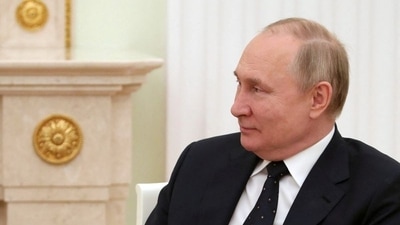 Former British spies have indicated that Russian President Vladimir Putin may be suffering from some serious illness.&nbsp;