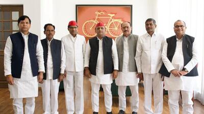 Ambedkar Nagar MLAs of the Samajwadi Party with party chief Akhilesh Yadav in Lucknow on Sunday. (SOURCED IMAGE)