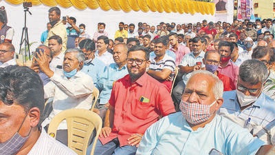 People seen without mask at a programme near Katraj dairy on Sunday. (Ravindra Joshi/HT PHOTO) People seen without mask at a programme near Katraj dairy on Sunday. (Ravindra Joshi/HT PHOTO)